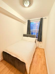 a bedroom with a bed and a window at The settle Nest- Bright Semi Double room for 2ppl with shared bathroom-10 minutes to Aldgate East Station, close to central London, in London