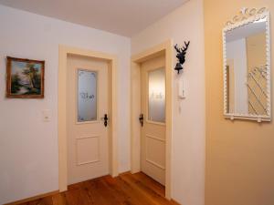 een hal met twee deuren en een spiegel aan de muur bij Rosenberger I und II in Hopfgarten im Brixental +27 foto's