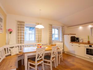 een keuken en eetkamer met een tafel en stoelen bij Rosenberger I und II in Hopfgarten im Brixental