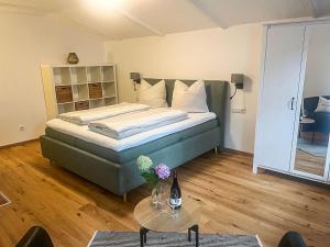 een slaapkamer met een bed en een tafel met een fles wijn bij Rosenberger I und II in Hopfgarten im Brixental