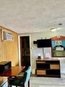 Habitación con escritorio, cama y mesa. en Travelers Inn Olney, en Olney 21 fotos más