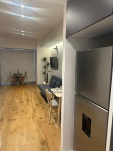 una sala de estar con un sofá y una mesa en Apartment in North Rome, en Ciudad de México