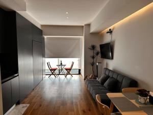 una sala de estar con un sofá y una mesa en Apartment in North Rome, en Ciudad de México