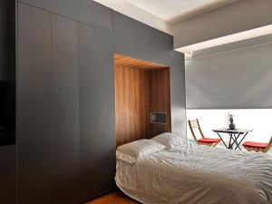 Un dormitorio con una cama y una mesa y sillas. en Apartment in North Rome, en Ciudad de México 23 fotos más