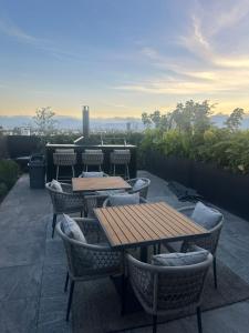 Un grupo de mesas y sillas en un patio. en Apartment in North Rome, en Ciudad de México