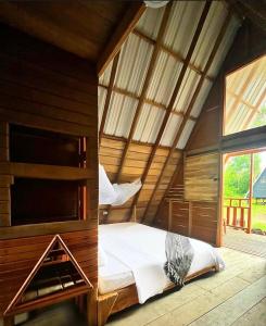 una habitación con una cama y una ventana grande en Origen Zelvamar, en Bahía Solano