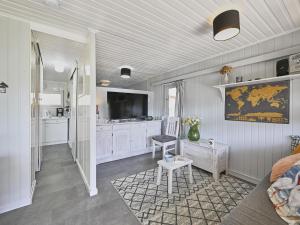 a living room with a tv and a couch and a table at Ooievaarsnest in Laakdal