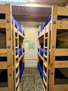 zwei Etagenbetten in einem Zimmer mit blauen Etagenbetten in der Unterkunft Lima Hostel - Barranco in Lima + 49 Fotos