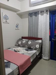 Postel nebo postele na pokoji v ubytování Rhon's Staycation + 1 fotografie