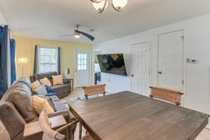 una sala de estar con una mesa y un sofá en 11 Mi to Beach Quiet Gulf Breeze Gem Near Dtwn, en Gulf Breeze