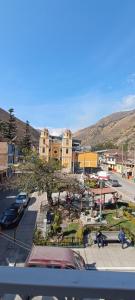 MatucanaにあるHostal La Fontana Matucanaの建物と通りのある都市の航空写真