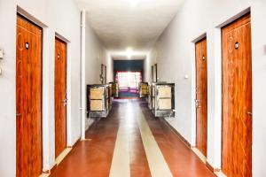JāmulSPOT ON City Tower Inn的走廊设有木门和长长的走廊