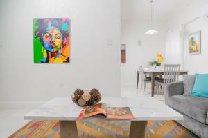 キングストンにあるChoose To Be Happy at The Westbury - Two Bedroom Apartmentのリビングルーム(テーブル付) +8枚の写真