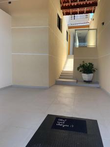 a black mat on the floor of a hallway with stairs at Hostel GomaPass Guarulhos Aeroporto in Guarulhos