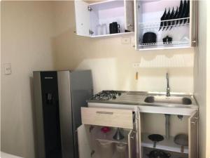 Kuchyň nebo kuchyňský kout v ubytování Apartamento funcional cerca a Parque de Bello Antioquia