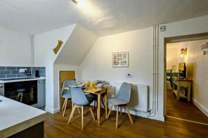 una cucina e una sala da pranzo con tavolo e sedie di Pinnacle Cottage a Heacham