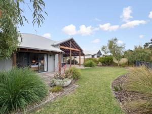 una casa con un giardino davanti di Bickley's Place - A Luxury Retreat on the Golf Green a Dunsborough