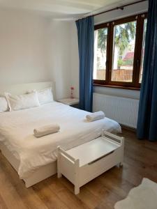 En eller flere senge i et værelse på Peles Green Apartment