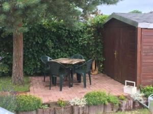 a table and chairs sitting on a brick patio at Dreamtime Fam Zimmermann in Balm