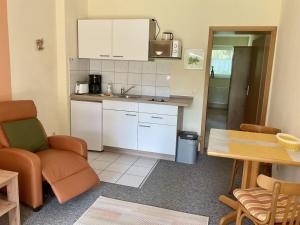 Η κουζίνα ή μικρή κουζίνα στο Bungalow Holiday Park Lenzer Höh VII