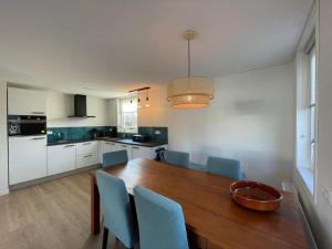 Η κουζίνα ή μικρή κουζίνα στο Chalet in Friesland near Large Lakes +23 φωτογραφίες