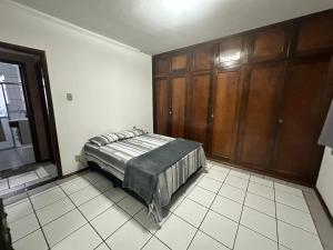 Ένα ή περισσότερα κρεβάτια σε δωμάτιο στο Apto no centro com garagem