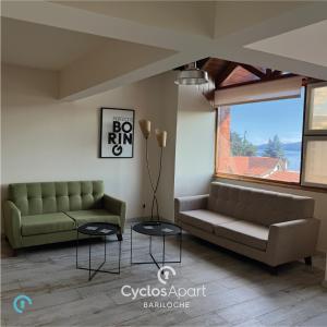 una sala de estar con un sofá y una mesa en CyclosApart Bariloche, en San Carlos de Bariloche