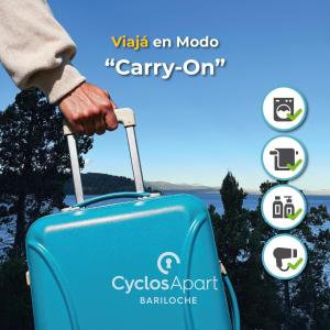 Una persona sosteniendo una maleta azul con las palabras calico agent BBQ en CyclosApart Bariloche, en San Carlos de Bariloche