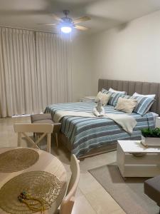 a bedroom with a bed and a ceiling fan at Apartamento en Puerto Plata Marien Residences in Puerto Plata