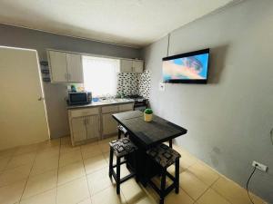 a small kitchen with a small table in a room at Casa Huésped a 5 minutos del Aeropuerto in Ciudad Juárez