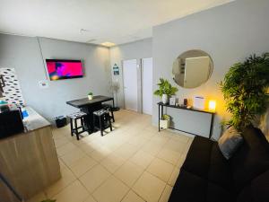 a living room with a table and a mirror at Casa Huésped a 5 minutos del Aeropuerto in Ciudad Juárez