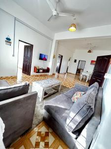 ワタムにあるZuri homes 1,2or 3 Bedrooms watamuのソファとテーブルのあるリビングルーム