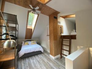 Postel nebo postele na pokoji v ubytování Charcoal Tree House