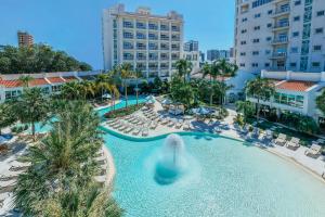 una vista aérea de una piscina en un resort en Los Tajibos, Santa Cruz de la Sierra, a Tribute Portfolio Hotel, en Santa Cruz de la Sierra