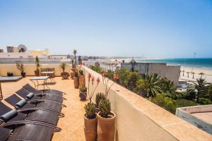 索維拉的住宿－婁扎尼公寓酒店，享有海滩美景的阳台