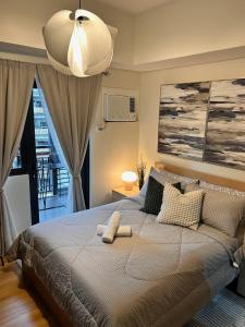 LaurelSuite Hugs的一间卧室配有一张大床和光线