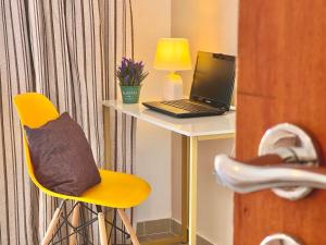 リオ・ダス・オストラスにあるCasa Maresia BLU - próximo à praia de Costa Azulのノートパソコン(黄色い椅子付きのデスク付) +24枚の写真