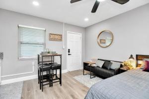 クリアウォーターにあるModern Studio in Heart of the City – Newly Updatedのベッドとテーブルとソファのある寝室