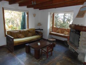 una sala de estar con un sofá y una mesa en La Torre de la Cascada, en Villa La Angostura