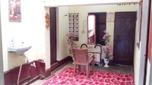 AyodhyaにあるL-99 Homestayのバスルーム(シンク、椅子、鏡付) +15枚の写真