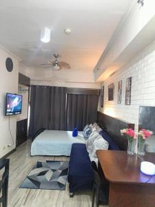 Televisyen dan/atau pusat hiburan di Jewel Aubrey's Staycation at Tagaytay Prime