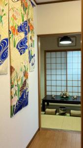 京都夏様香驛 Spacious 4 Bedroom Kyoto House with 2 Bathrooms,2 Toilets ,Sleeps up to 8的墙上画作的房间的门