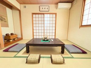 京都夏様香驛 Spacious 4 Bedroom Kyoto House with 2 Bathrooms,2 Toilets ,Sleeps up to 8的一间设有桌子和两把椅子的房间