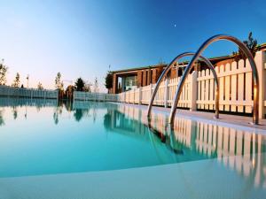 une piscine avec une clôture et un bâtiment dans l'établissement Apartment in Tuscany near Chianti Vineyards, à Tavarnelle in Val di Pesa
