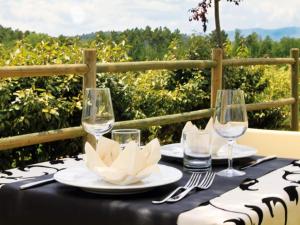 - une table avec des verres à vin et un chiffon de table noir dans l'établissement Apartment in Tuscany near Chianti Vineyards, à Tavarnelle in Val di Pesa