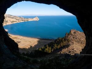 una cueva con vistas al océano en Cristallina downtown, en Puno