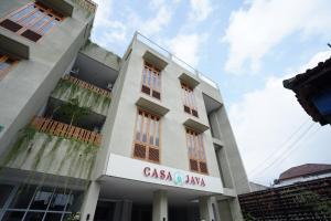 科贾扬Casa de Java Jogja的一栋带有“casa amani”标志的建筑