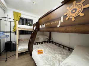 Una cama o camas en una habitación de Shenzhen Beacon Hostel