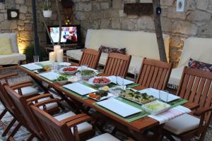 ein Tisch mit Speisen darauf in der Unterkunft Lilyum Alaçatı - Taş Ev in Alacati