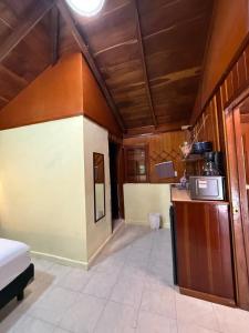 a room with a bed and a kitchen with a microwave at Maïa Bacalar in Bacalar +13 photos